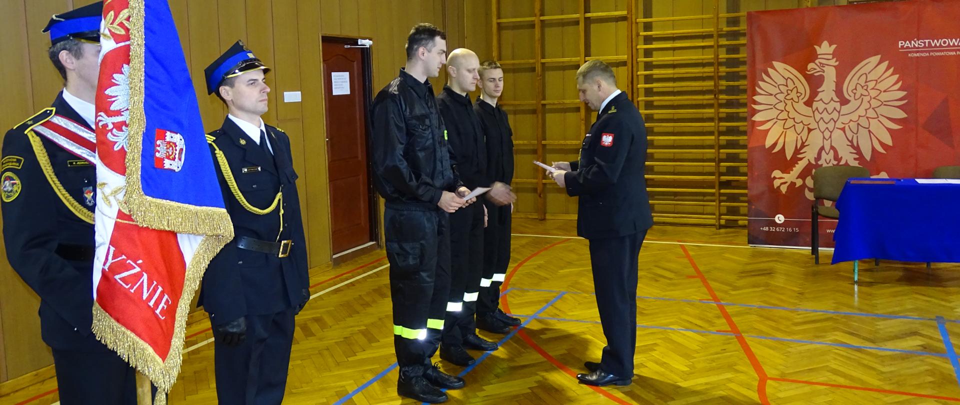 Ślubowanie strażaków w zawiązku z przyjęciem do służby w PSP