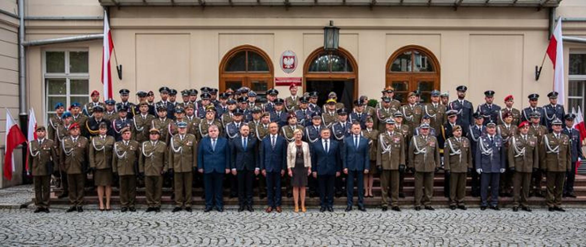 The head of the Ministry of National Defence expressed his gratitude to the soldiers for exemplary service and helping those in need_zajawka