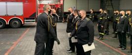 Na zdjęciu funkcjonariusze Państwowej Straży Pożarnej podczas uroczystego apelu. Funkcjonariusze w umundurowaniu galowym. 