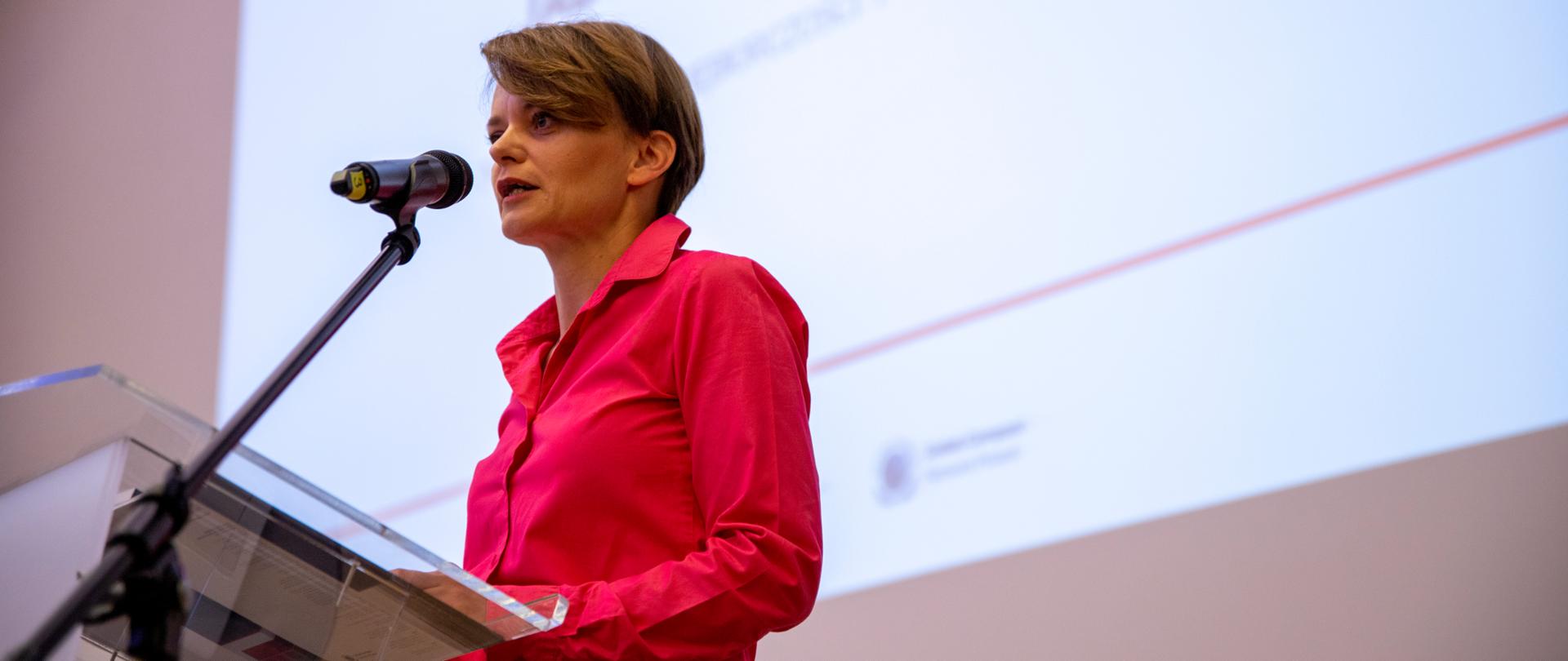 Minister Emilewicz przemawia na konferencji