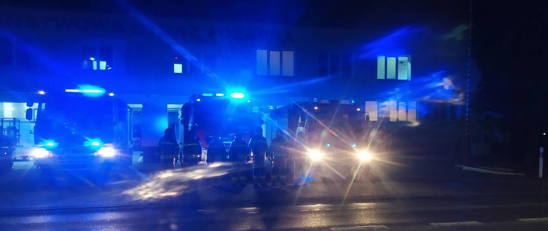 Pora nocna, przed bramami wyjazdowymi JRG Sztum ustawione wszystkie pojazdy z włączonymi sygnałami świetlnymi, przed pojazdami stoją strażacy oddając hołd druhom OSP Czernikowa.