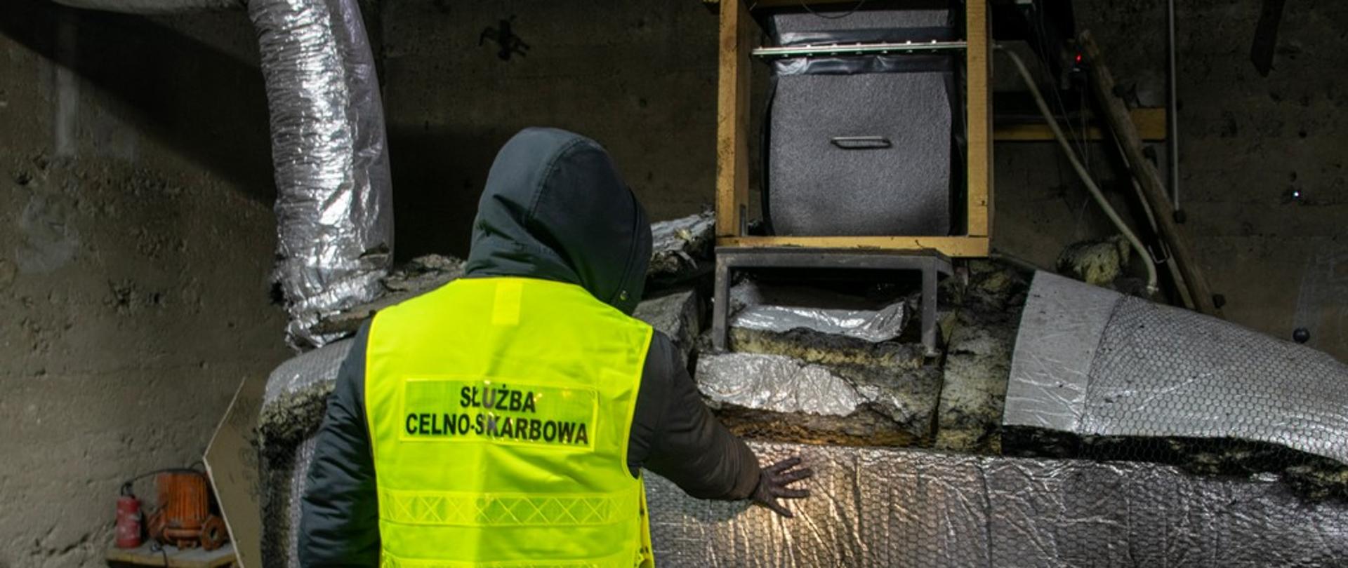 Funkcjonariusz przy kotle na zacier