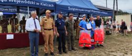 Na zdjęciu widzimy Wojewodę , ŚKW PSP, KW Policji, Dowódcę 10ŚBOT, oraz zwycięską drużynę.