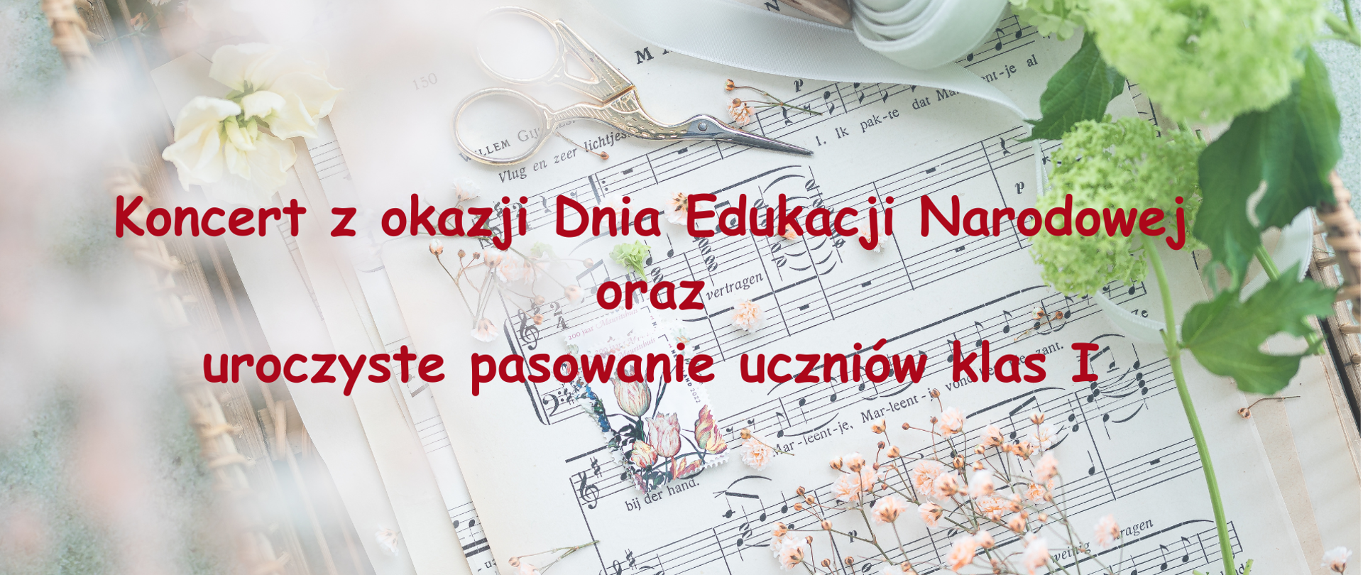 W tle ozdobne kwiaty i nuty. Na środku napis Koncert z okazji Dnia Edukacji Narodowej
oraz
uroczyste pasowanie uczniów klas I