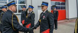 Wręczenie odznaczeń i awansów podczas uroczystości dnia strażaka w komendzie psp w Skierniewicach.