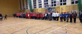 Sala gimnastyczna na sali zebrane drużyny MDP do zakończenia spartakiady