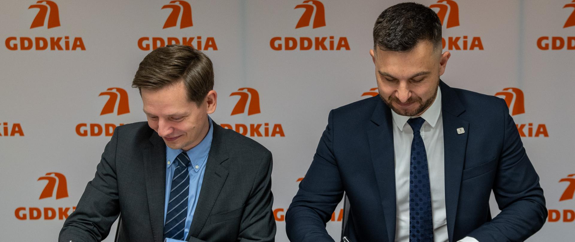 Sebastian Twaróg - Dyrektor Narodowego Centrum Krwi (z lewej) oraz Paweł Woźniak - p.o. Generalnego Dyrektora Dróg Krajowych i Autostrad podpisuja porozumienie o współpracy przy realizacji ogólnopolskiej zbiórki krwi „Drogocenna Krew”