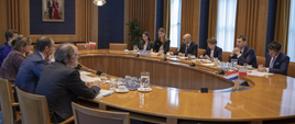 Spotkanie ministrów w sali przy okrągłym stole