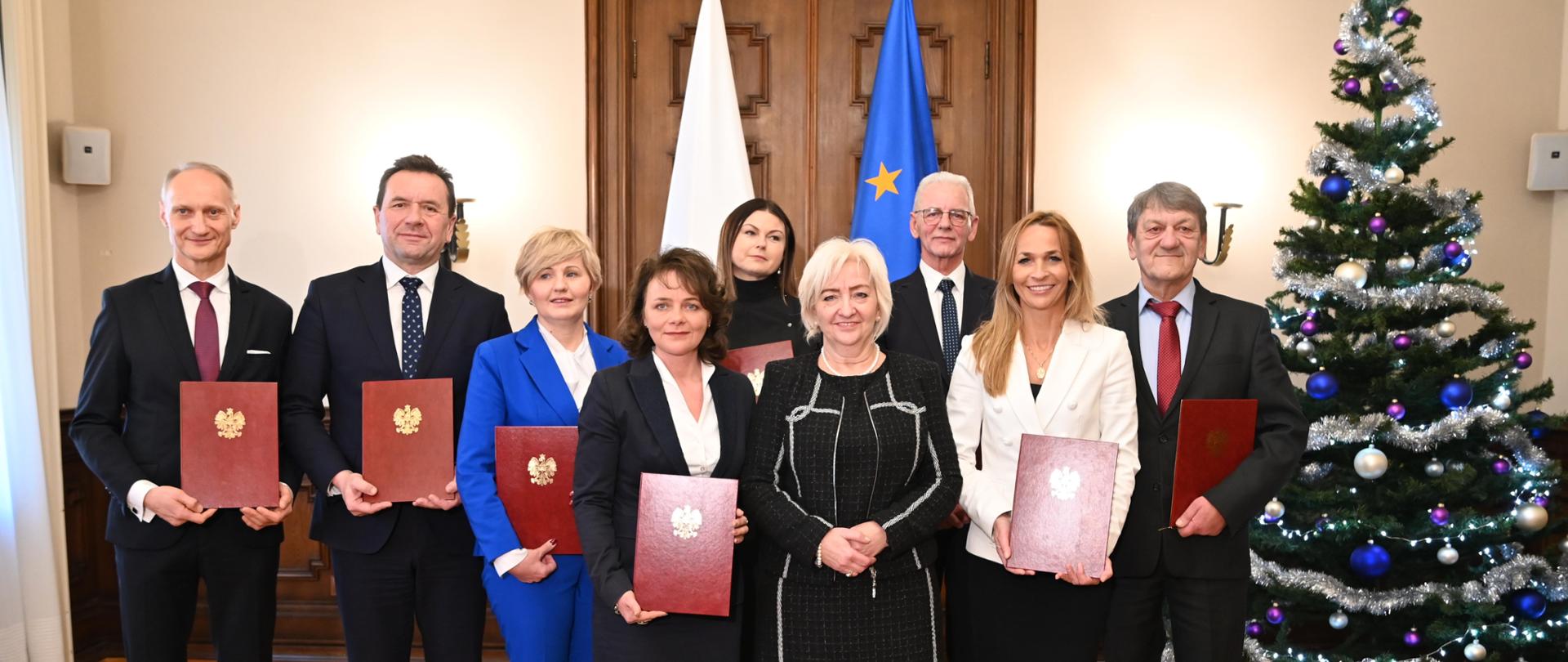 Zdjęcie grupowe - wojewoda łódzki Dorota Ryl oraz włodarze nowych miast