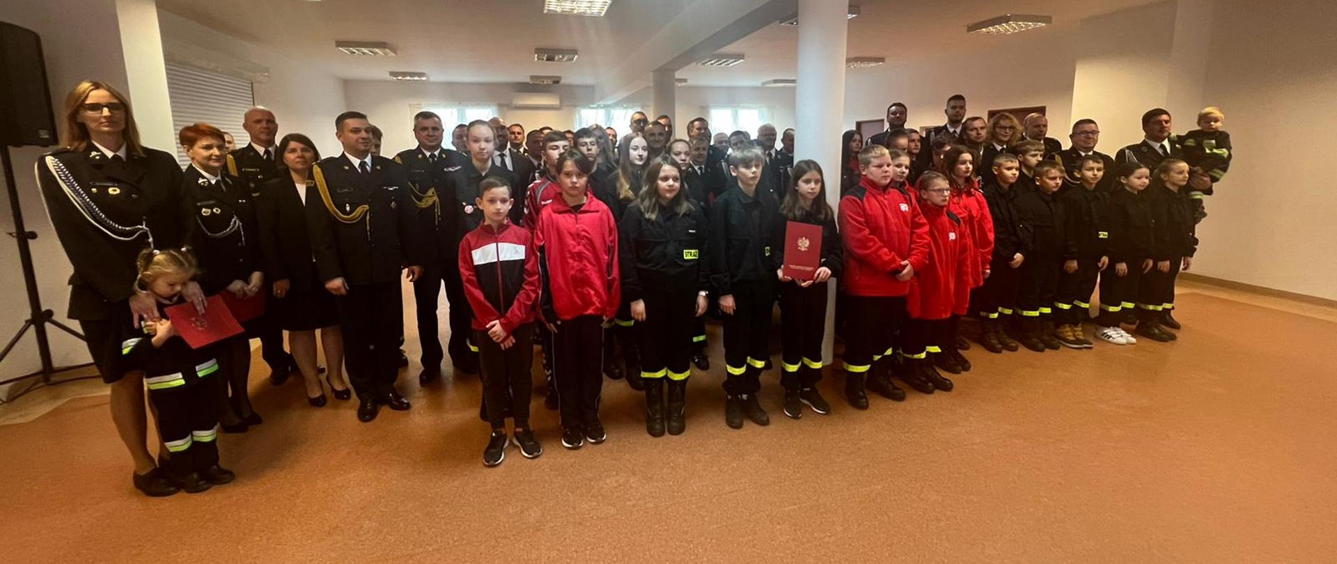 Zdjęcie przedstawia przedstawicieli OSP i MDP OSP z powiatu słupskiego i lęborskiego.