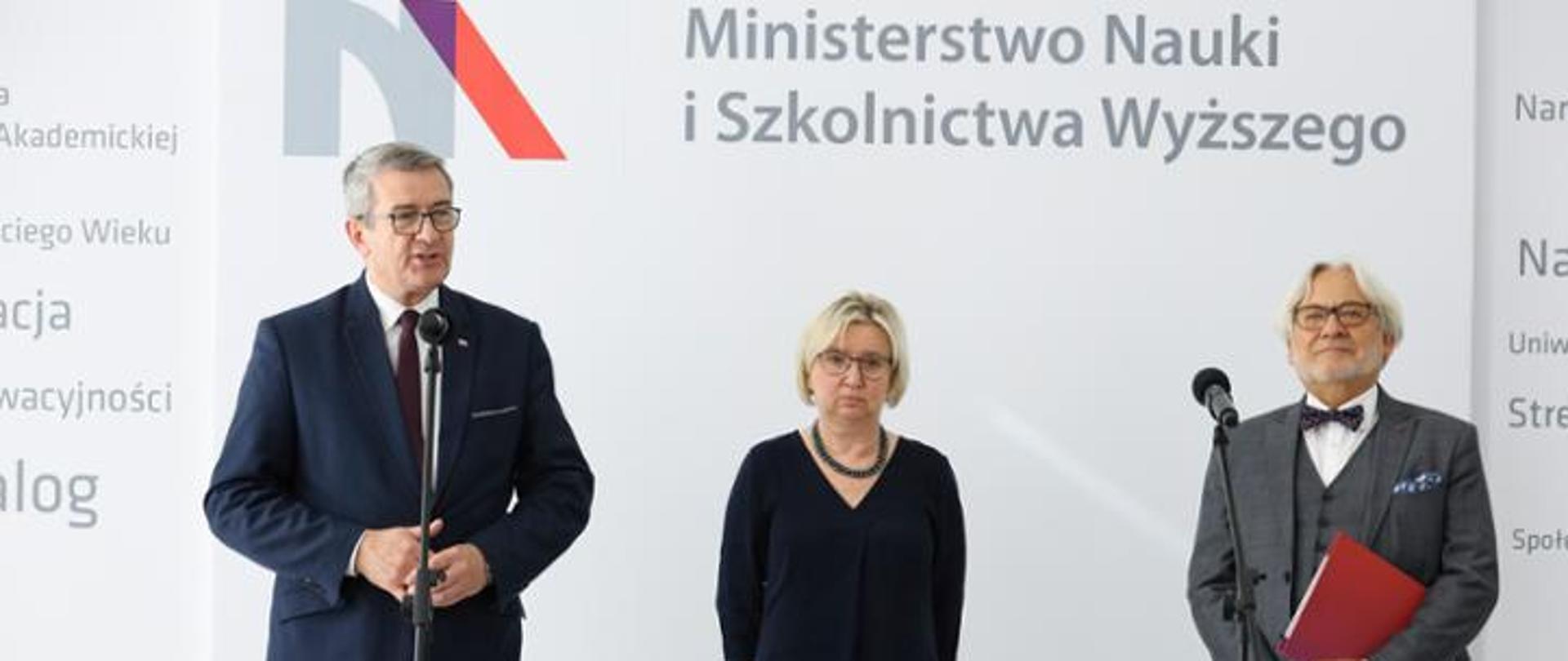 Minister Wojciech Murdzek, prof. Kornelia Kędziora-Kornatowska, Wiceminister Wojciech Maksymowicz podczas konferencji prasowej.