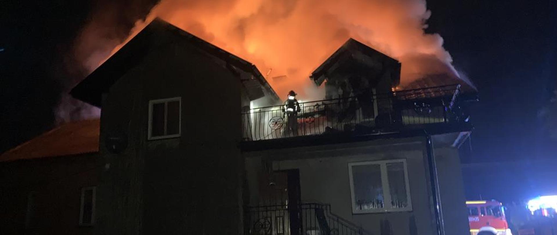Działania ratownicze podczas pożaru w miejscowości Wólka Żabna.