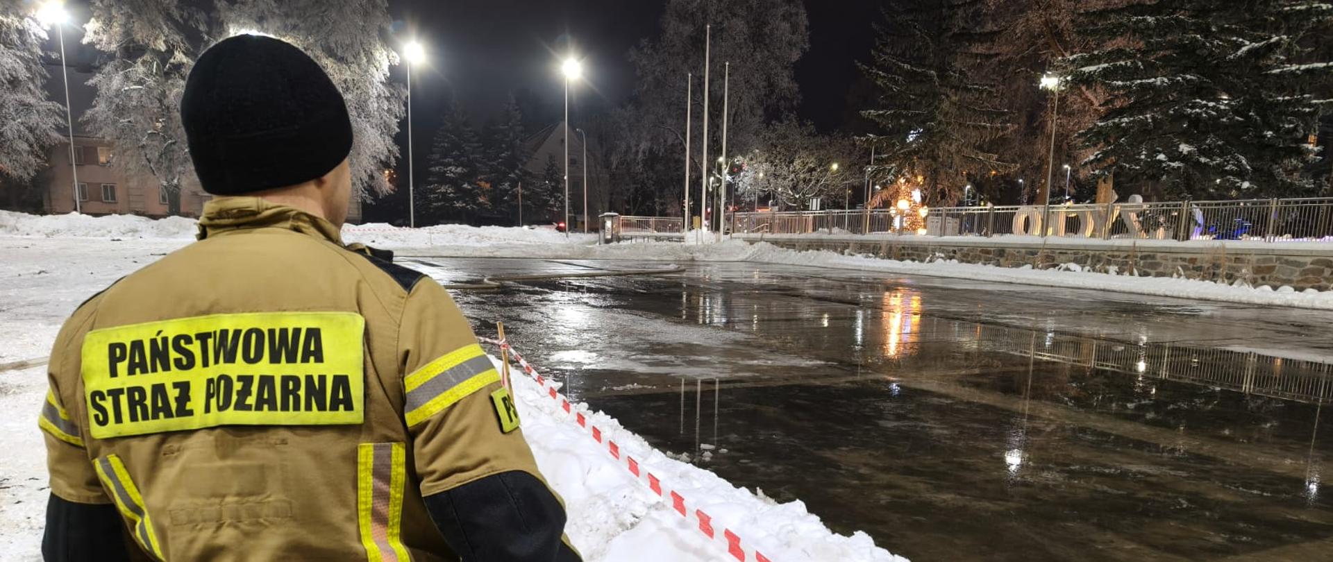 Strażacy pomagają przy organizacji lodowiska