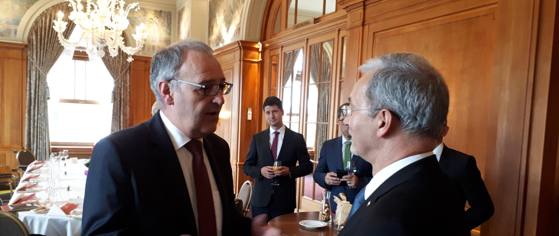 Na zdjęciu minister Jerzy Kwieciński rozmawia z Guy’em Parmelinem