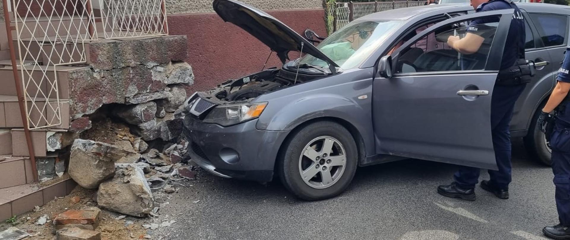 Samochód osobowy marki mitsubishi z nie znanych przyczyn uderzył w schody budynku mieszkalnego, przez co uszkodzony został przód samochodu jak i schody budynku.