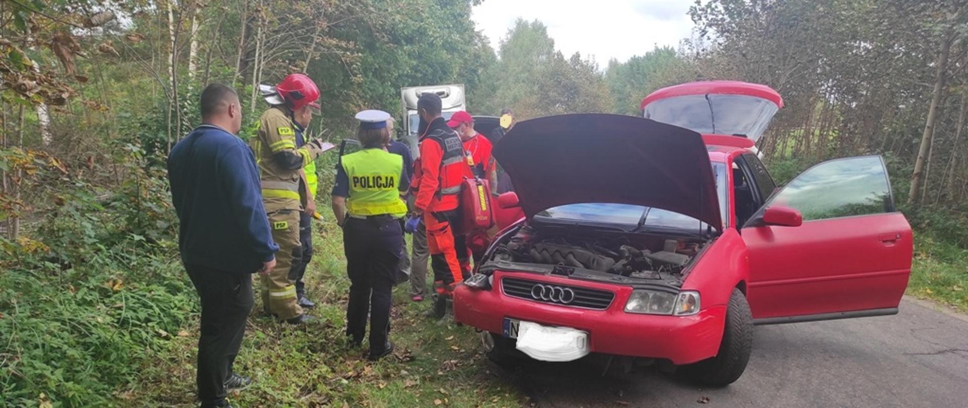 Służby ratownicze sprawdzają dane poszkodowanego w wypadku mężczyzny