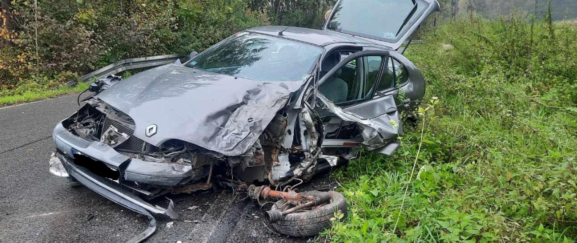 Zdjęcie przedstawia rozbity samochód osobowy