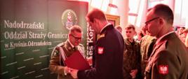Obchody Święta Straży Granicznej - podziekowania LKW komendantowi SG