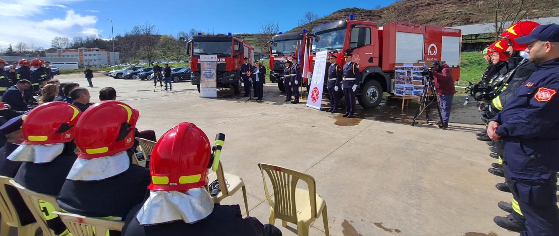 Ceremonia oficjalnego przekazania wozów strażackich dla albańskich gmin Lezhë, Fier i Pogradec.