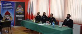 Stół prezydialny za którym siedzi zastępca KG PSP, po jego prawej siedzi małopolski komendant wojewódzki PSP wraz ze swoim zastępcą, po lewej komendant powiatowy PSP w Wieliczce