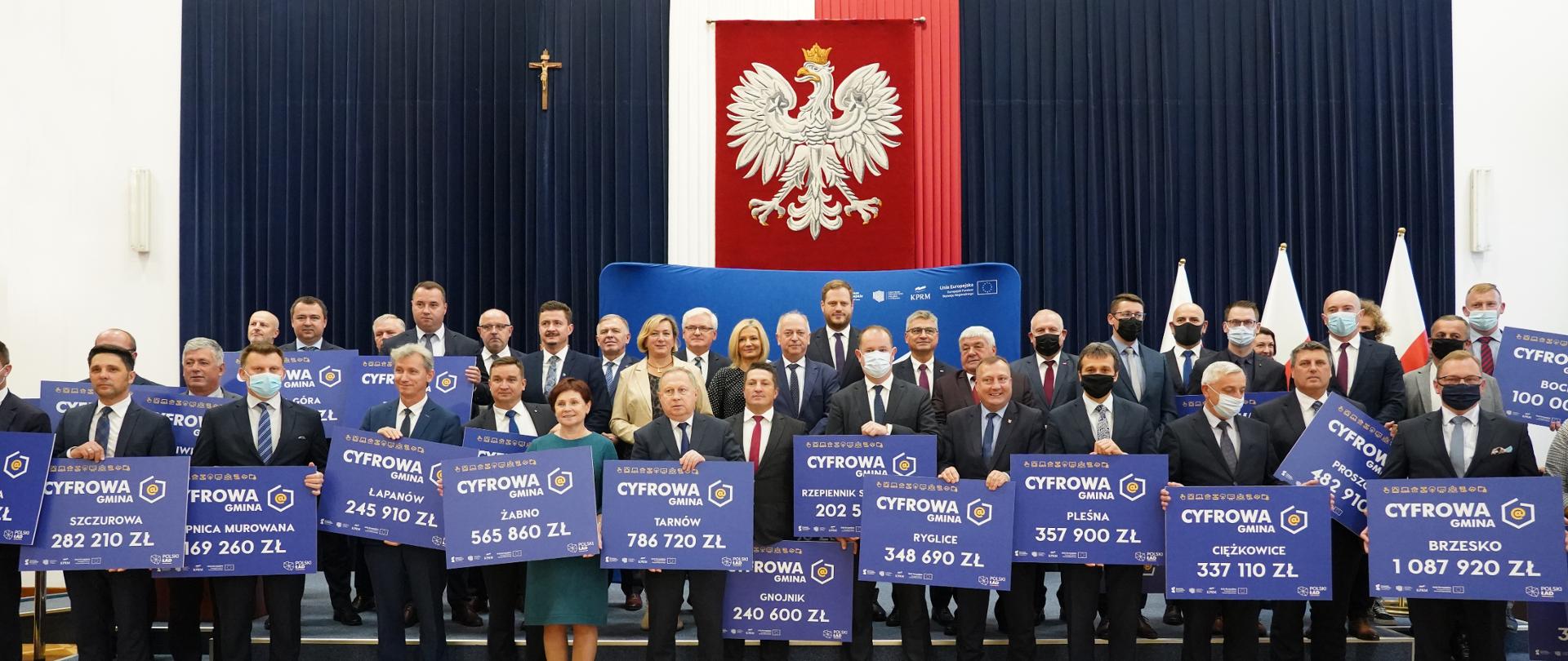 Zdjęcie ministra Janusza Cieszyńskiego w towarzystwie przedstawicieli gmin z Małopolski.