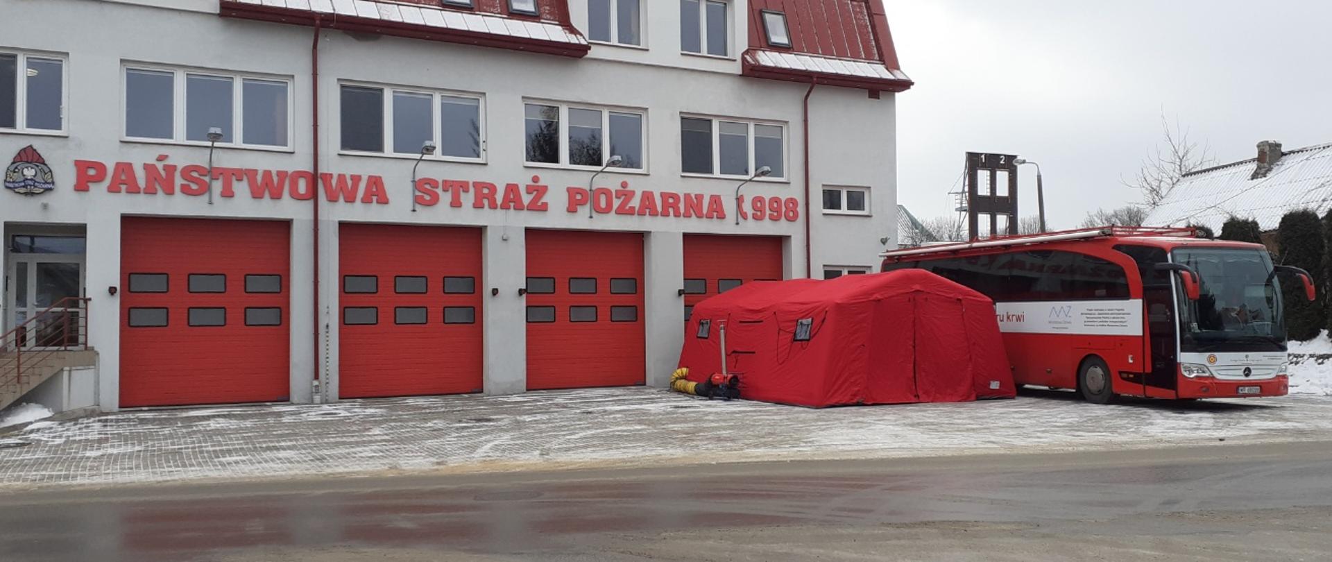 Punkt poboru krwi przed budynkiem Komendy Powiatowej PSP w Przysusze