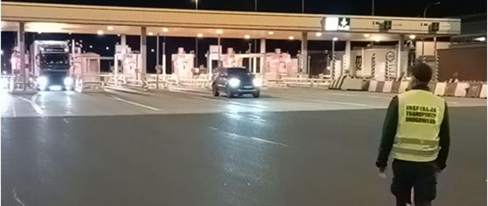 Inspektor ITD zatrzymuje pojazd do kontroli