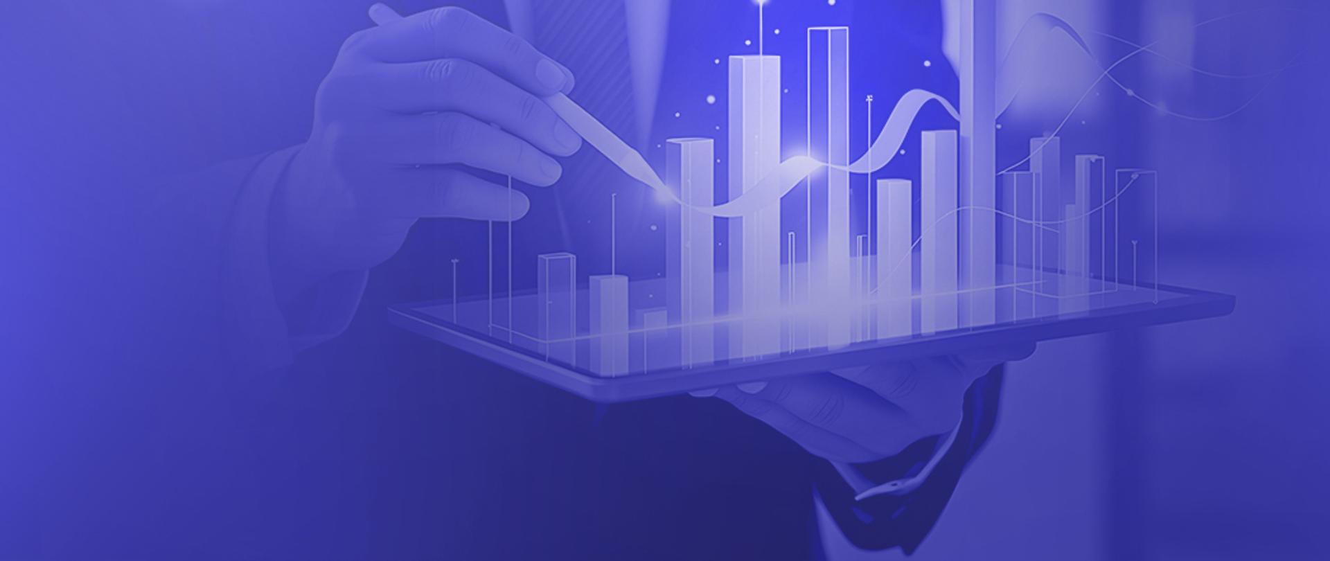 Osoba trzymająca tablet z wykresami i rysikiem na tle w odcieniach niebieskiego.