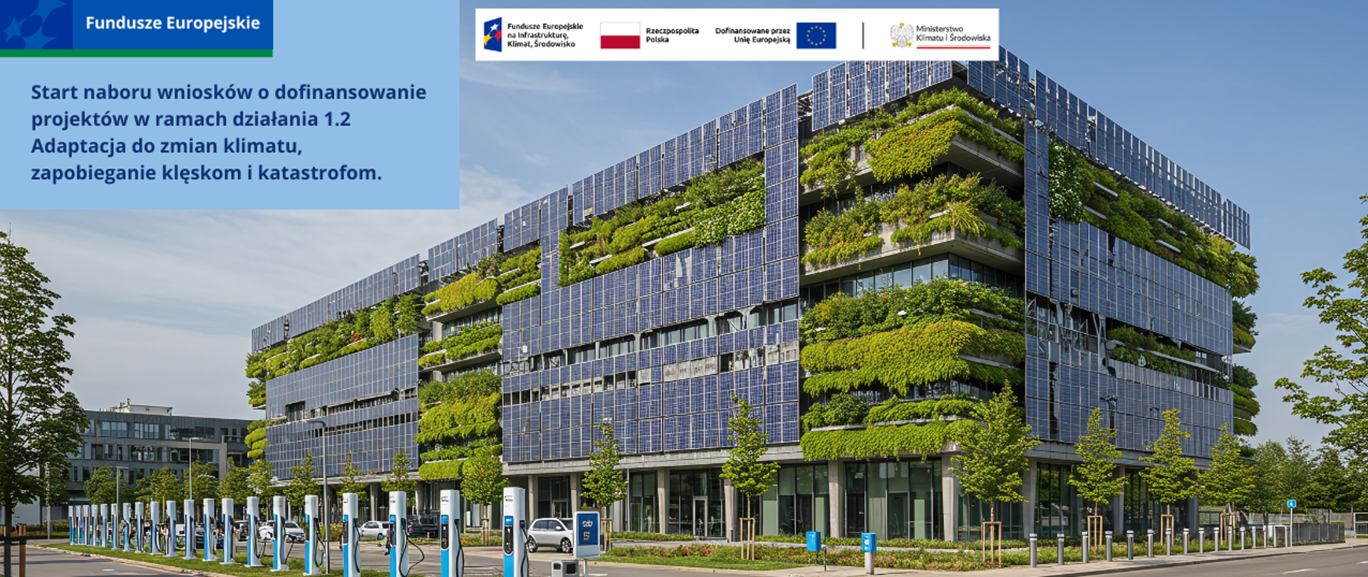 Nowoczesny biurowiec, którego elewacja pokryta jest panelami fotowoltaicznymi i zielenią miejską. Pod biurem, wzdłuż ulicy ciąg ładowarek elektrycznych. 