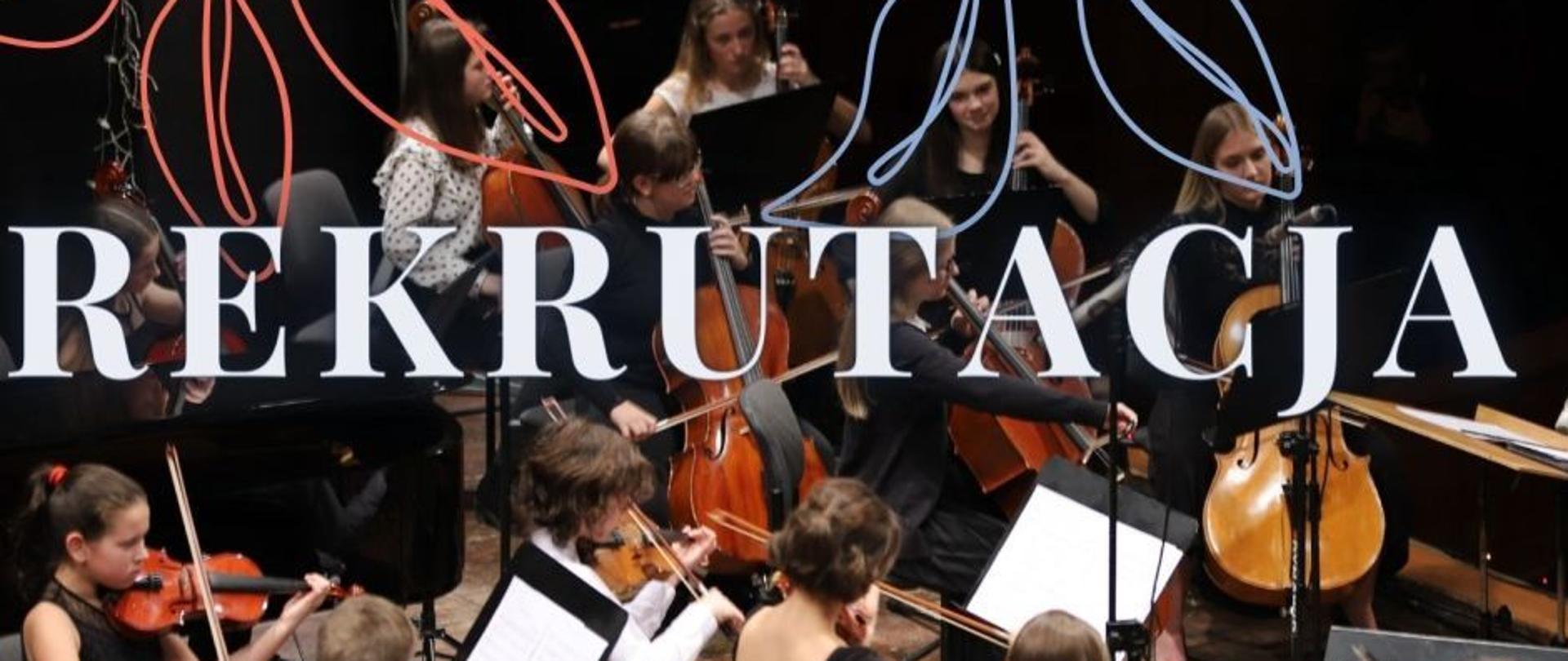 Grafika przedstawia uczniów orkiestry PSM w Słupsku, oraz napis "Rekrutacja"