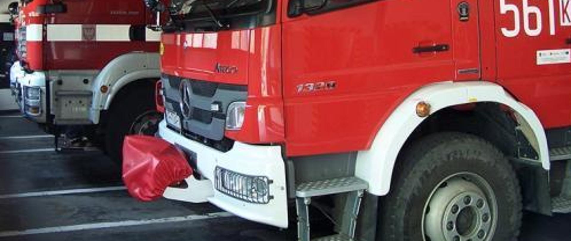 Na zdjęciu widoczne samochody pożarnicze stojące w garażu.