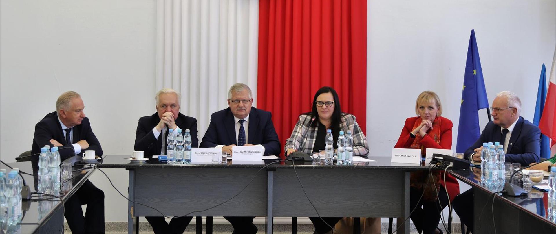W sali obrad przy stołach siedzi grupa osób. Na wprost, druga od prawej wiceminister Małgorzata Jarosińska-Jedynak.