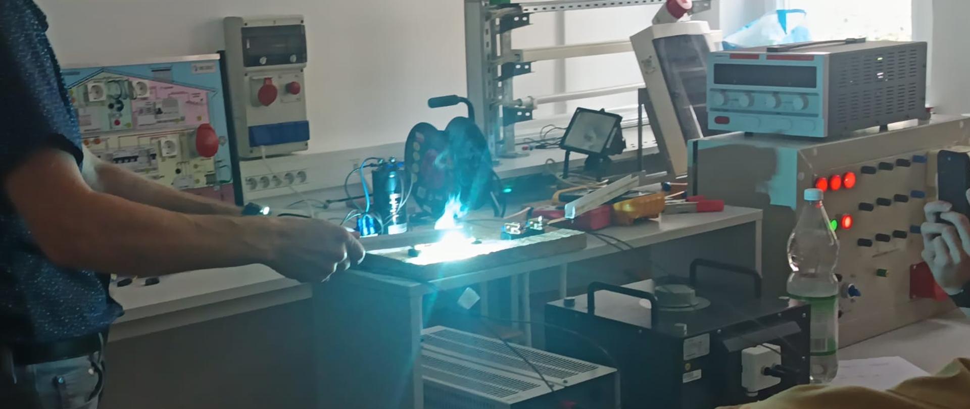 Kadeci SA PSP w Poznaniu na zajęciach laboratoryjnych w Politechnice Poznańskiej