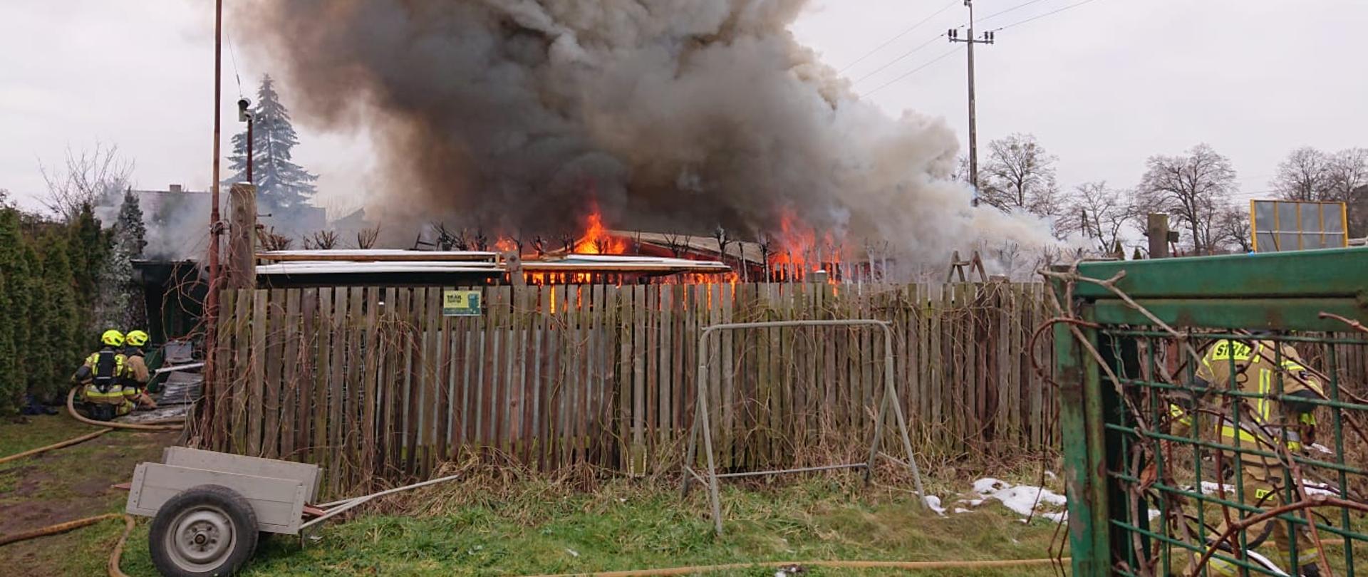 Płonąca wiata gospodarcza