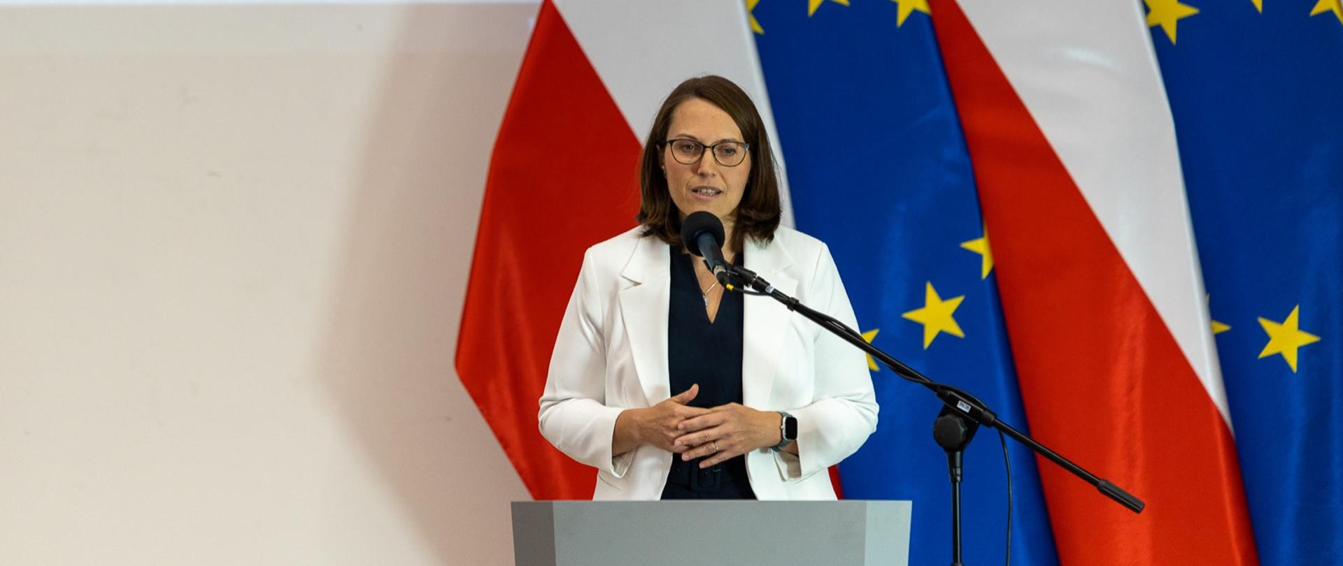 Minister finansów Magdalena Rzeczkowska przemawia podczas konferencji nt. 5 lat KAS