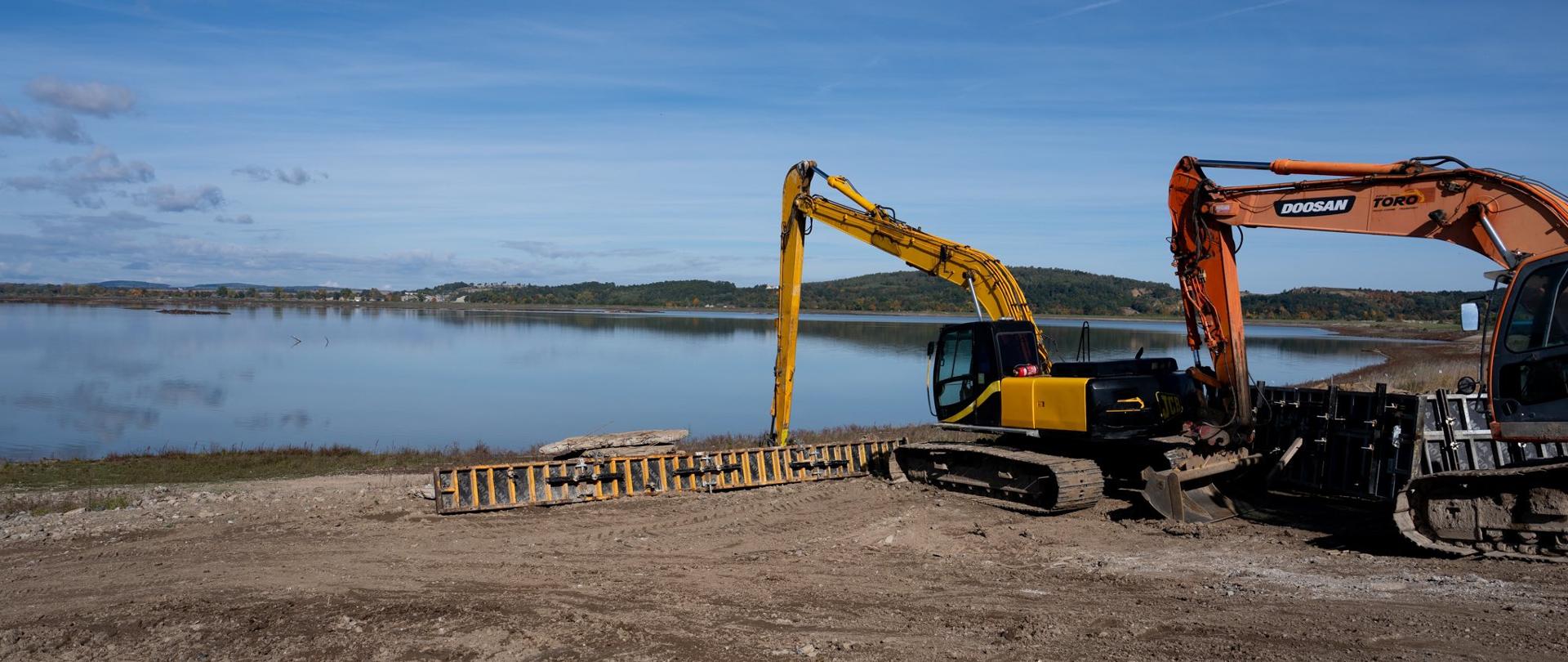 
Na terenie zbiornika wodnego Topola odbyła się dziś konferencja prasowa z udziałem ministrów Dariusza Klimczaka, Magdaleny Roguskiej, prezesa Wód Polskich Mateusza Balcerowicza, Moniki Jurek – Wojewody Opolskiego oraz Anny Żabskiej – Wojewody Dolnośląskiej.