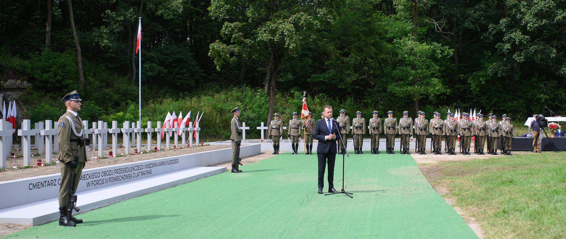 31 lipca szef MON wziął udział w uroczystościach upamiętniających ofiary niemieckich zbrodni w Forcie III w Pomiechówku.