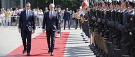 Ceremonia powitania podczas konsultacji międzyrządowych z udziałem premierów Polski i Czech - Mateusza Morawieckiego i Petra Fiali, premierzy idą po czerwonym dywanie i dokonują przeglądu wojsk 