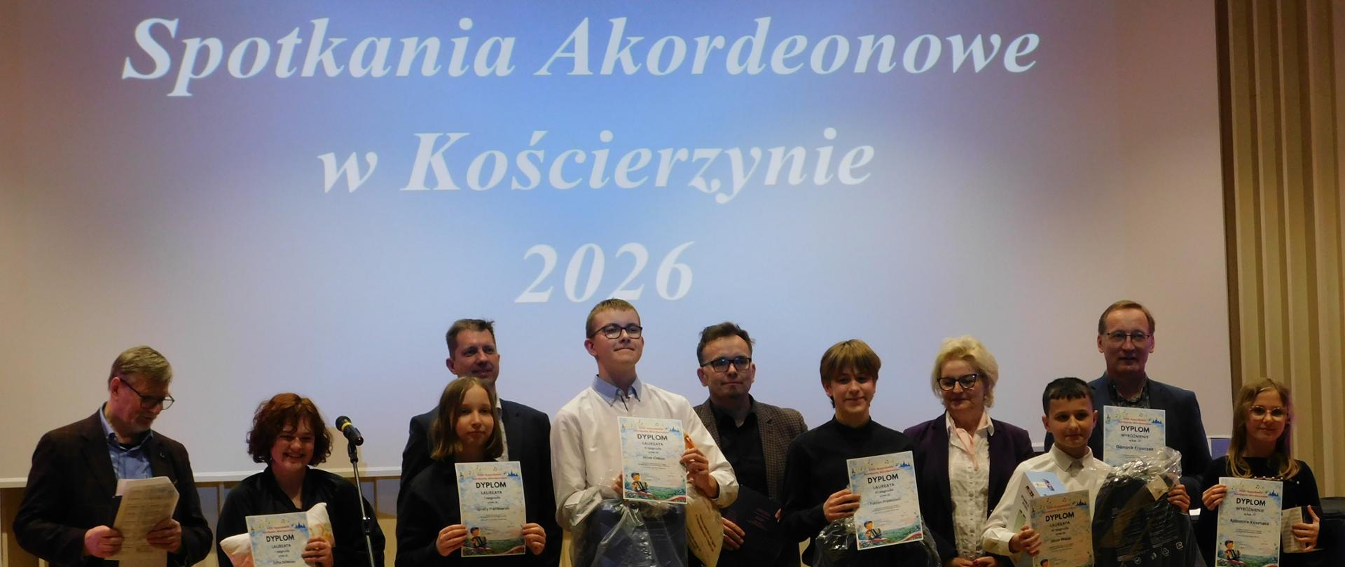 nagrodzeni uczestnicy i komisja spotkań akordeonowych