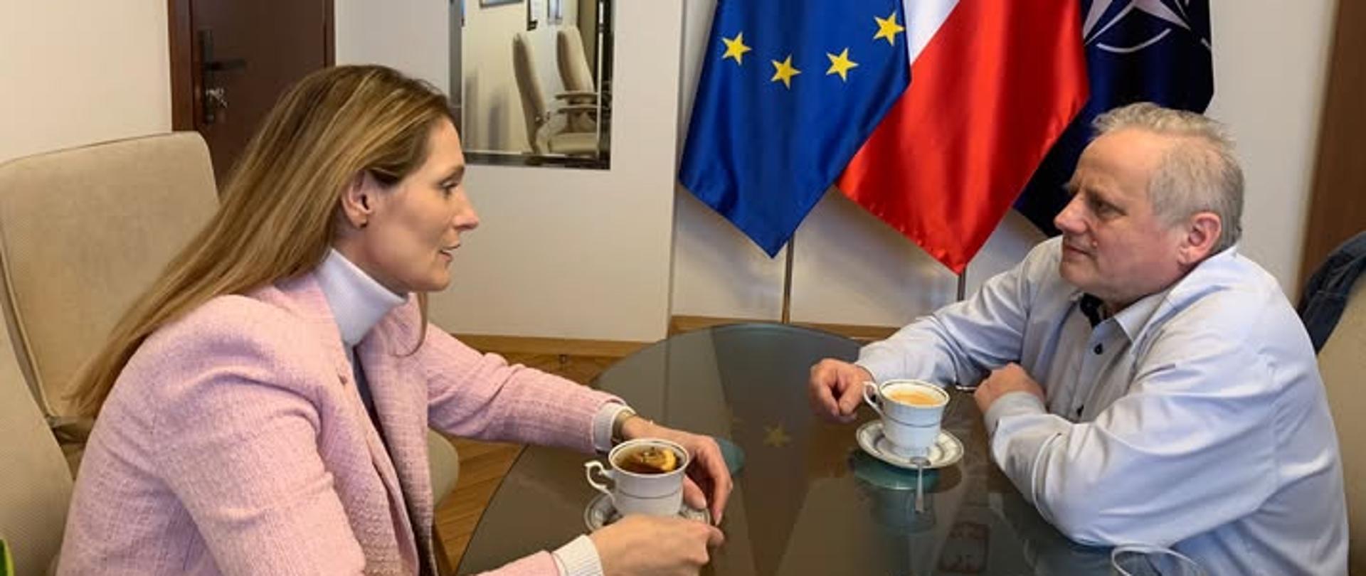 Wicewojewoda z panią wicemarszałek rozmawiają przy stoliku w gabinecie