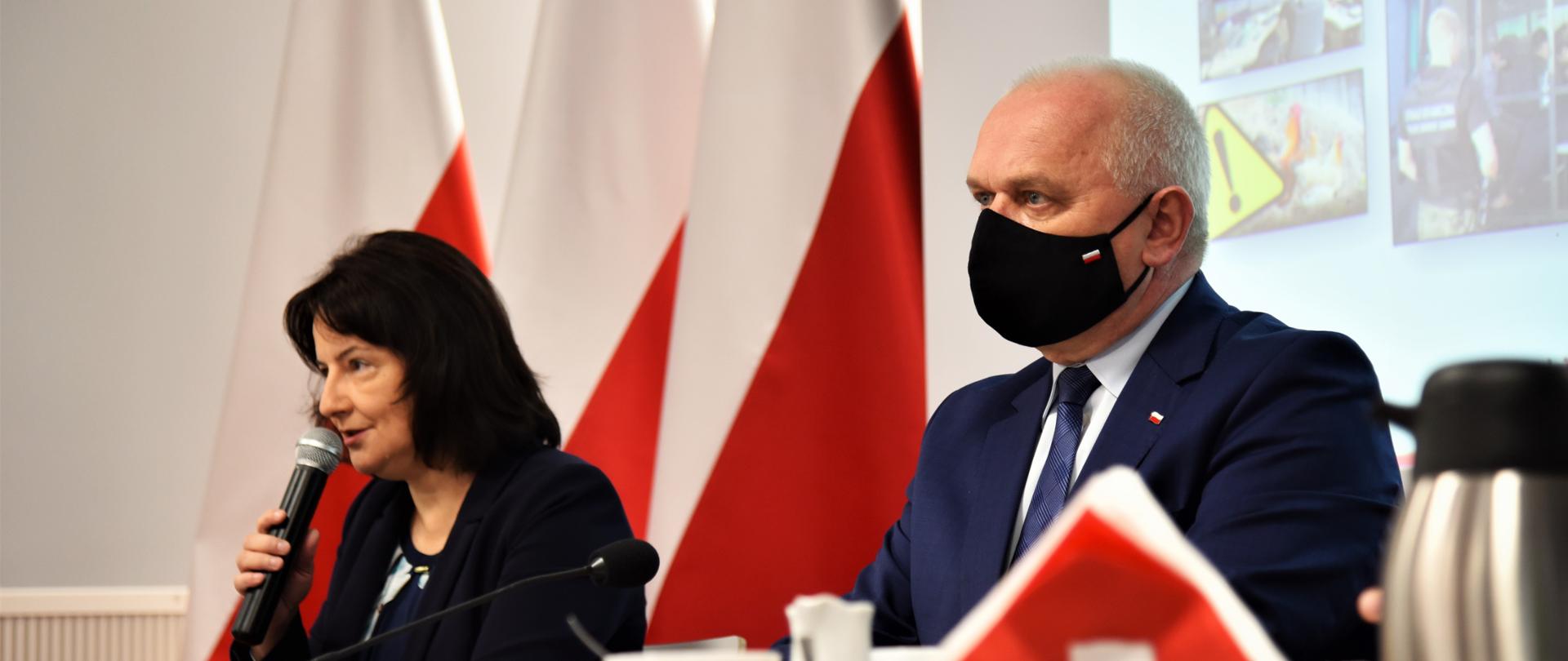 Wojewoda i dyrektor WZ siedzą przy stole prezydialnym