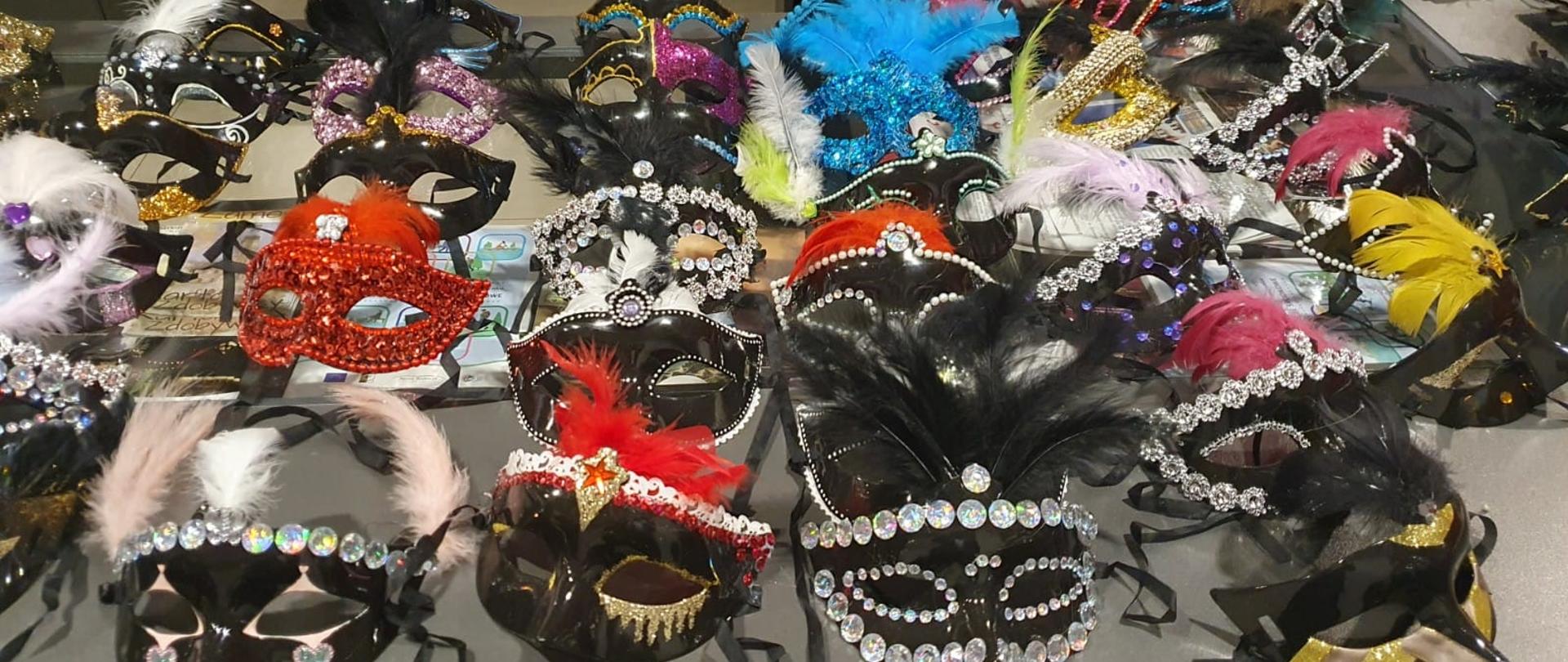 zdjęcie kilku kolorowych masek karnawałowych