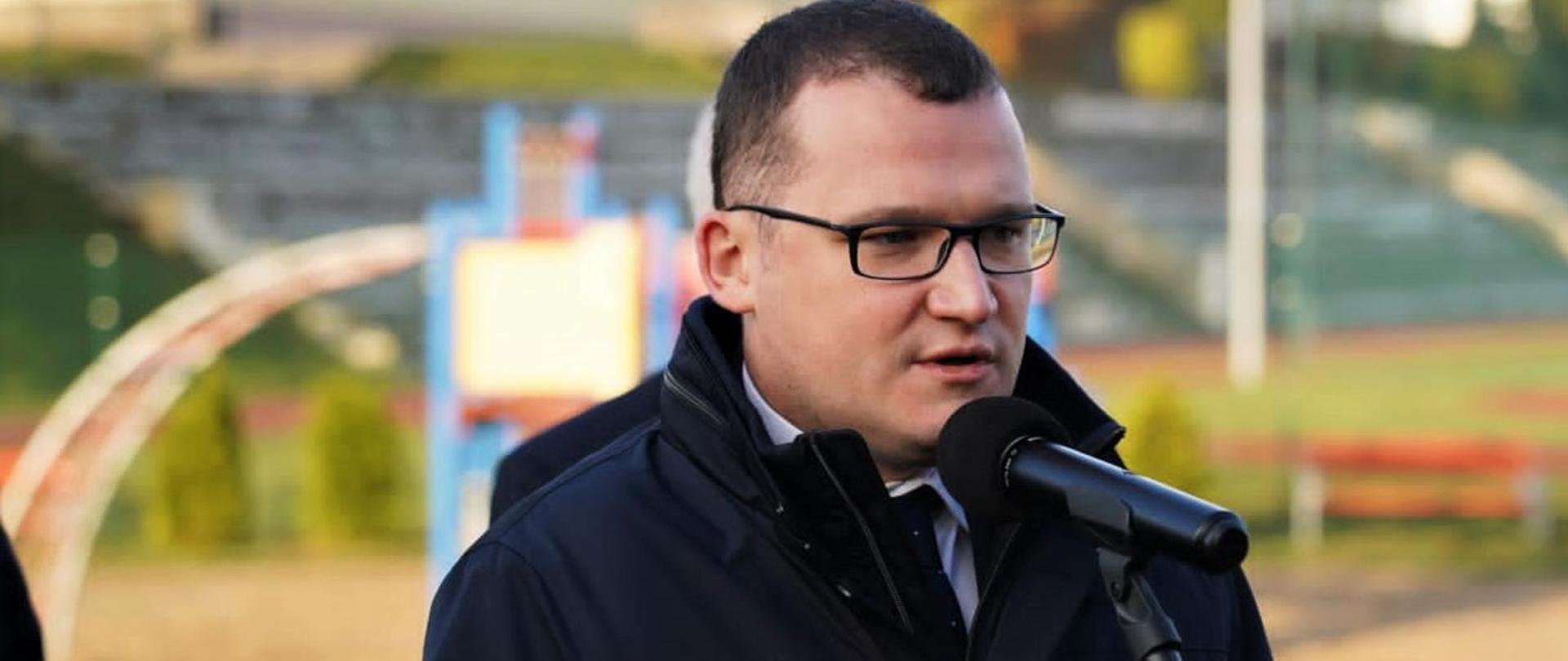 Minister Szefernaker podczas przemówienia