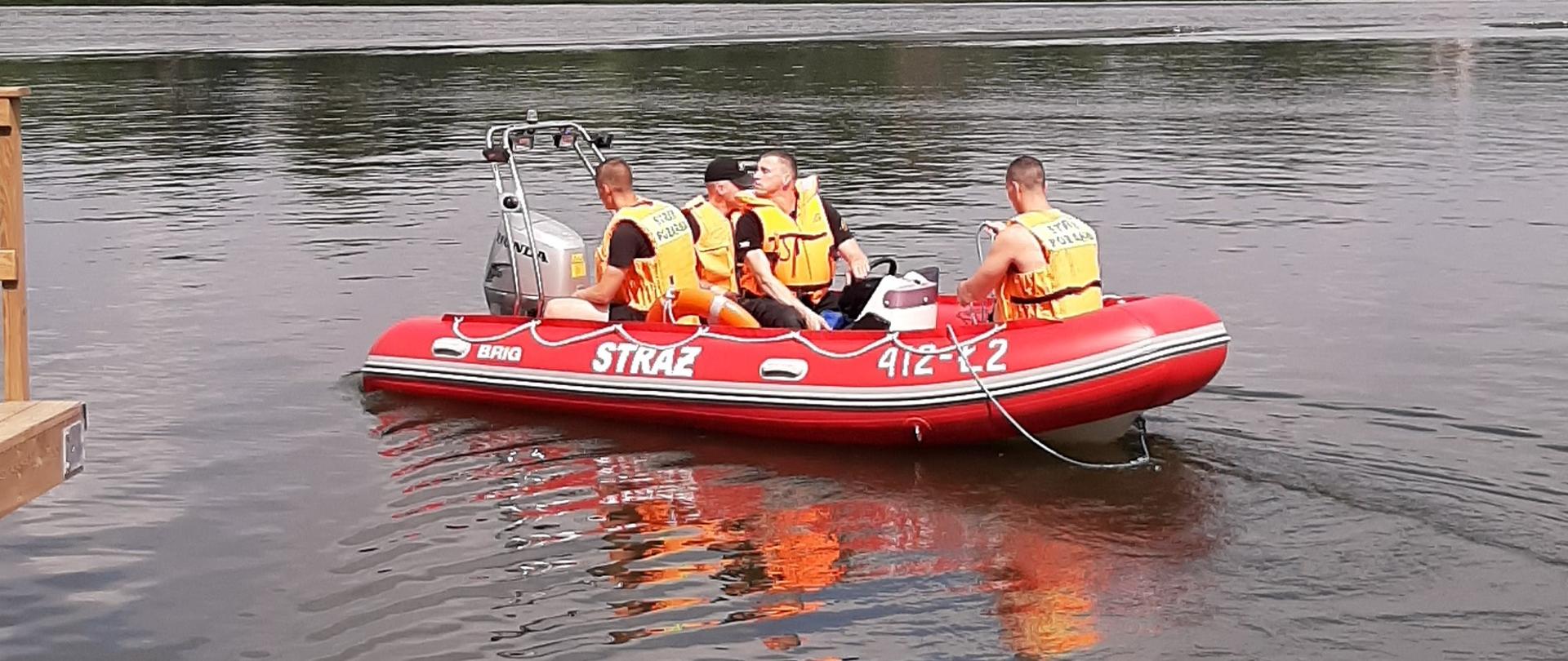 Łódź ratownicza ze strażakami.