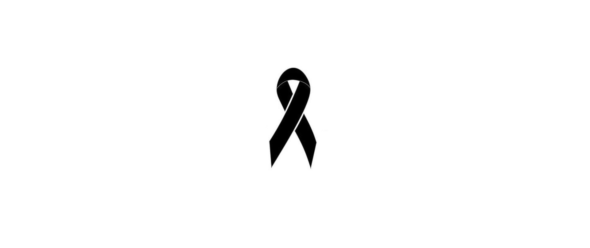 Wstążka żałobna koloru czarnego symbolizująca pamięć zmarłego.