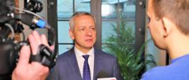 Minister cyfryzacji Marek Zagórski wypowiada się do kamery.