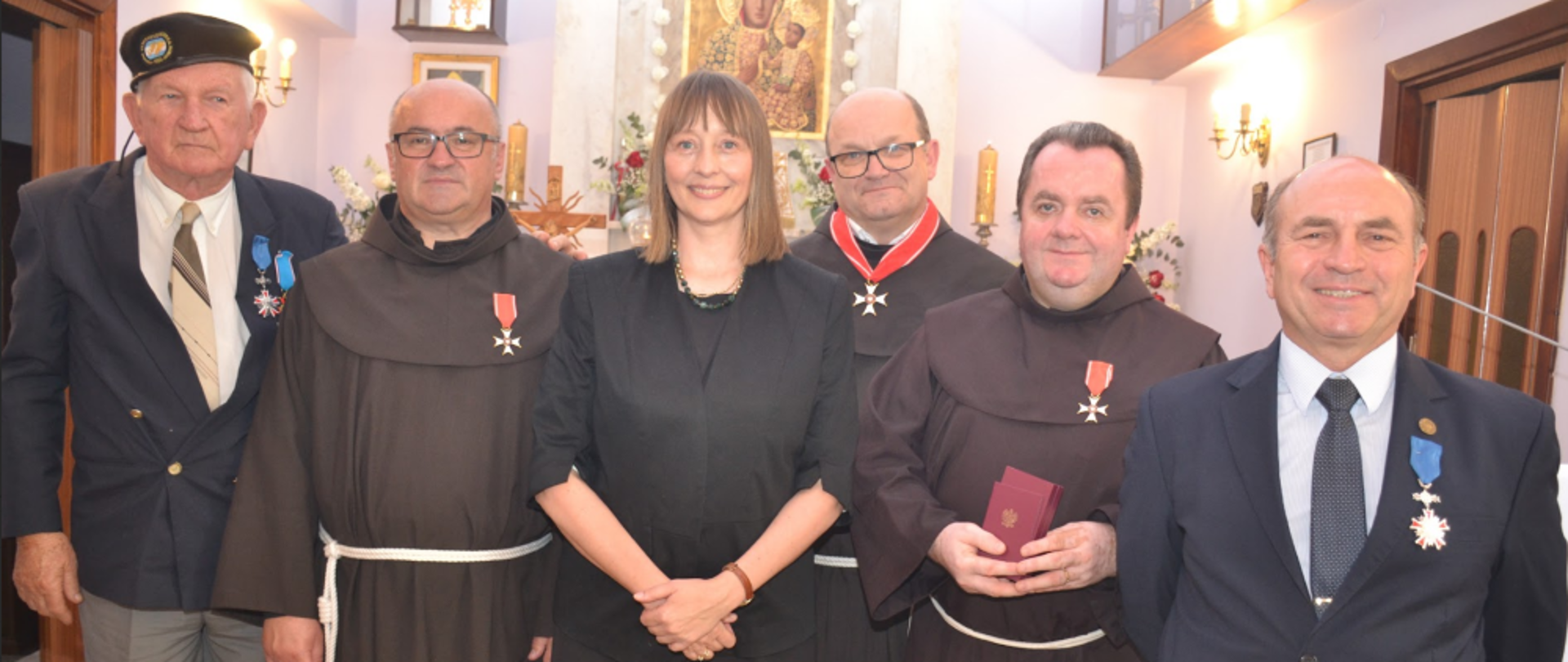 En la foto (desde la izquierda) Luis Enrique Raczkowski, p. Kazimierz Bochnak, Aleksandra Piątkowska, Embajadora de la República de Polonia en Argentina, p. Jacek Twaróg, p. Jerzy Augustyn Jędryka y Alejandro Szejner. Foto Tadeusz Lędźwa.