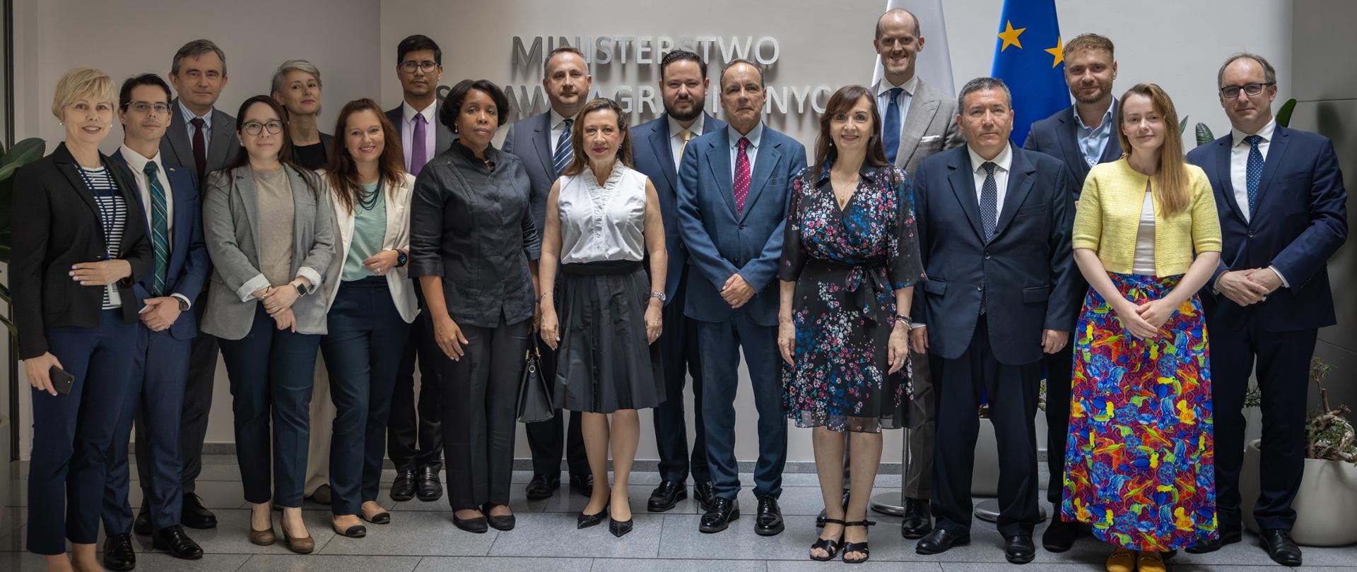 Zdjęcie grupowe ambasadorów Ameryki Łacińskiej i Karaibów akredytowanych w Polsce z przedstawicielami Ministerstwa Klimatu i Środowiska