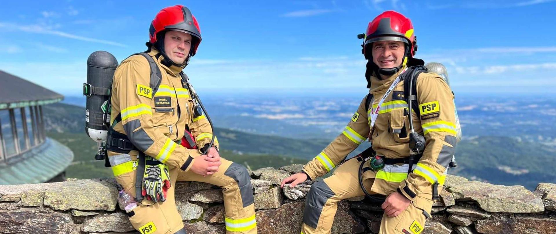 Dwóch podlaskich strażaków: st. asp. Andrzej Kowalczuk oraz sekc. Paweł Bersztolc z Komendy Powiatowej Państwowej Straży Pożarnej w Siemiatyczach  wzięło udział w wyprawie na karkonoski szczyt -  Śnieżkę.
Strażacy pozują na tle panoramy.