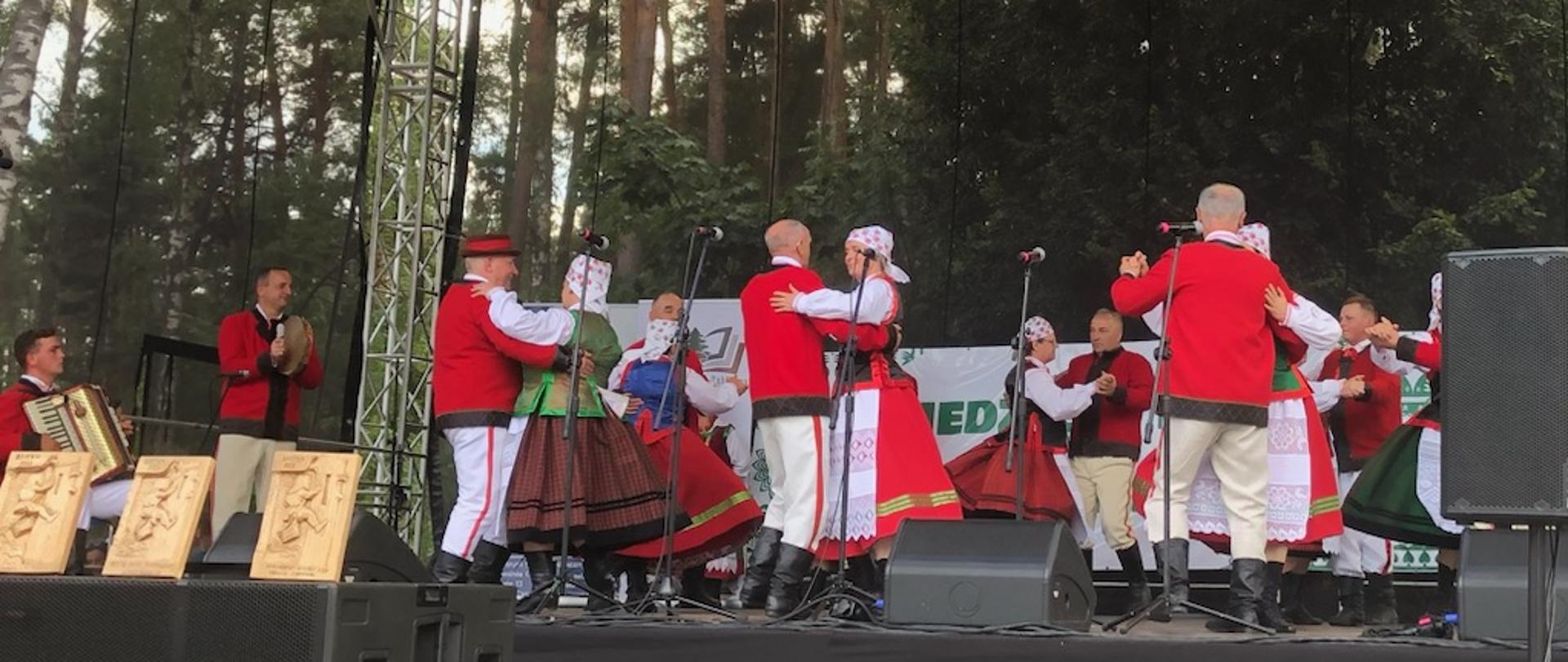 Na zdjęciu widać kobiety i mężczyzn